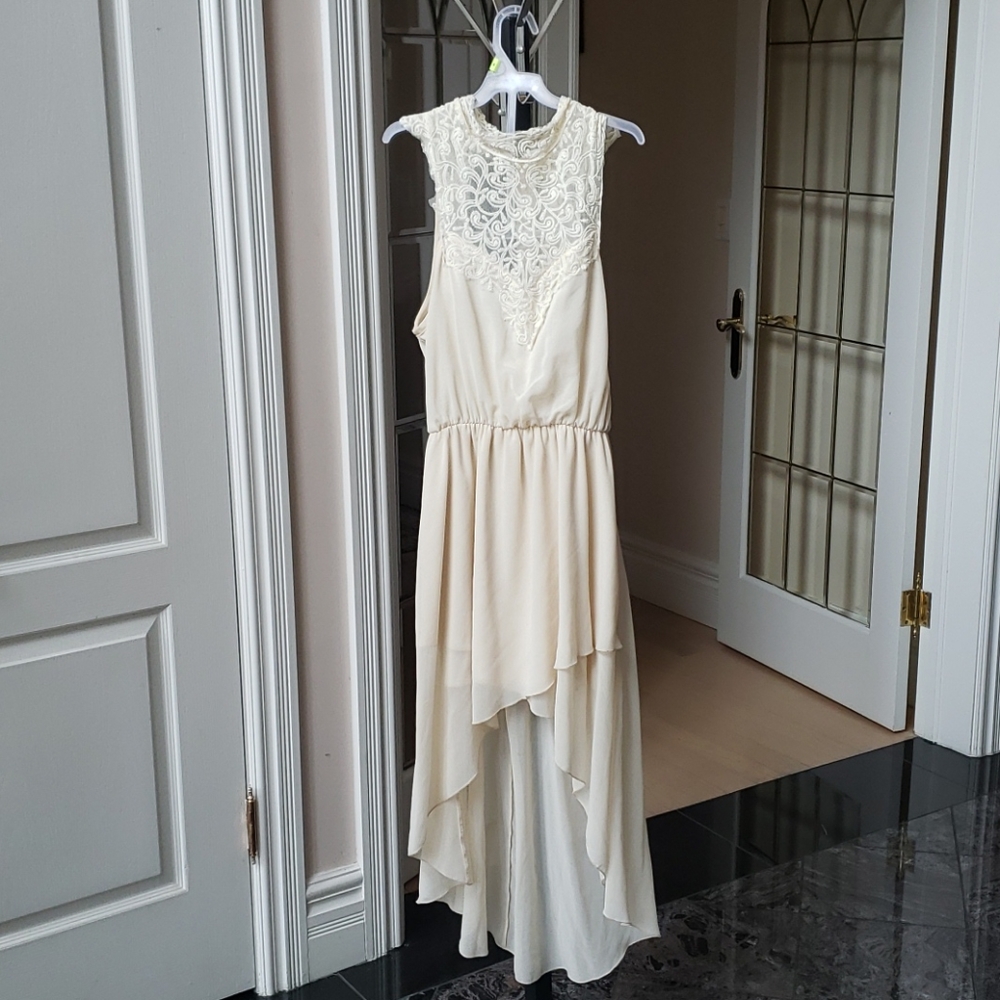 Sleeveless Créme high-low dress